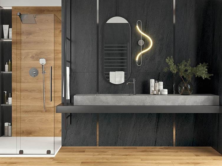 темный керамогранит для ванной в сочетании с деревом