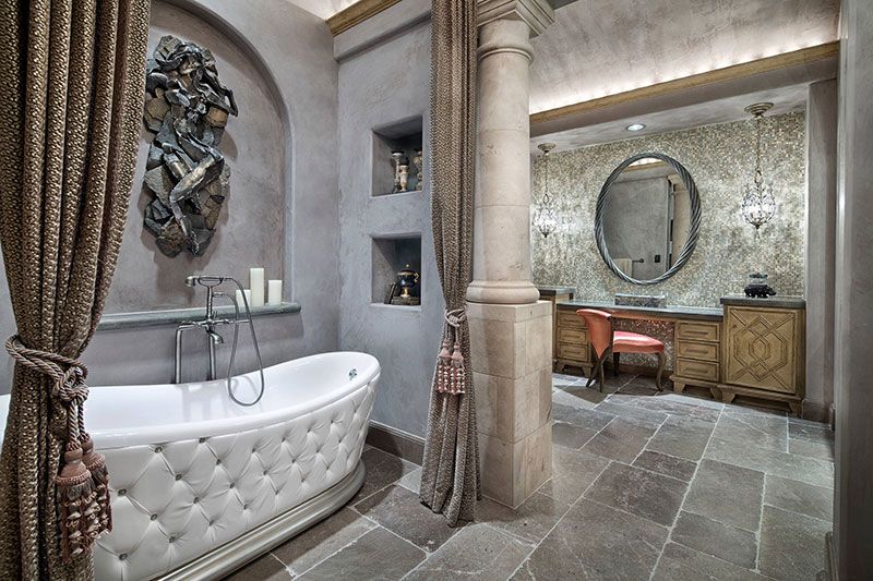 Романский (римский) стиль в большой ванной комнате