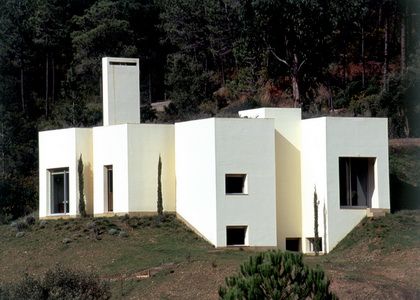 Индивидуальный жилой дом в средиземноморском стиле в Serra da Arr&aacute;bida, 2002.