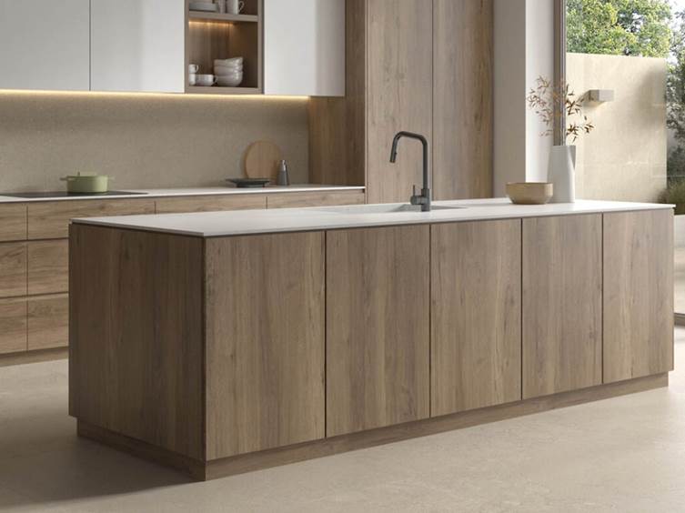 керамогранит в оттенках латте в интерьере кухни