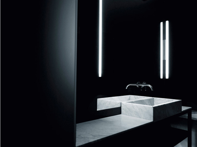 Ванные облицованы керамогранитом, столешницы выполнены из мрамора, сантехника, Boffi & Fantini, дизайн Пьеро Лиссони.