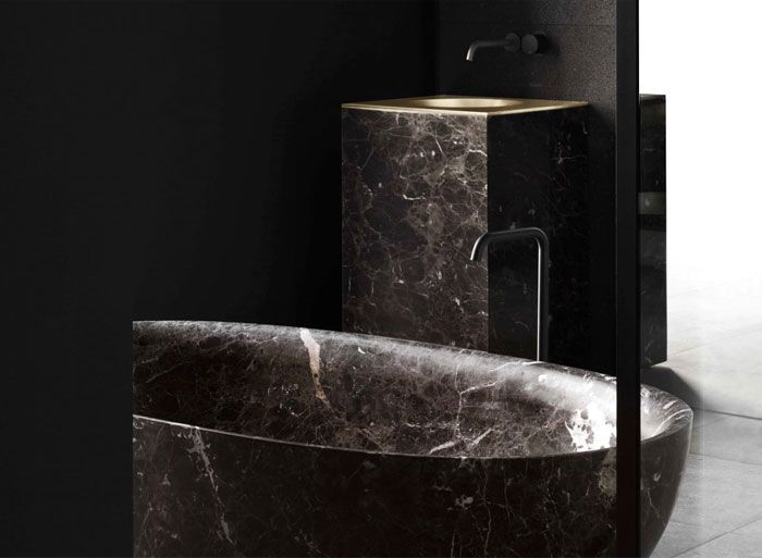 Рафаэль де Карденас создал это фантастическое помещение для ванной комнаты, в котором плавные, элегантные S-образные изгибы сочетаются с выразительной монолитной тумбой "Vaia" от "Dornbracht".