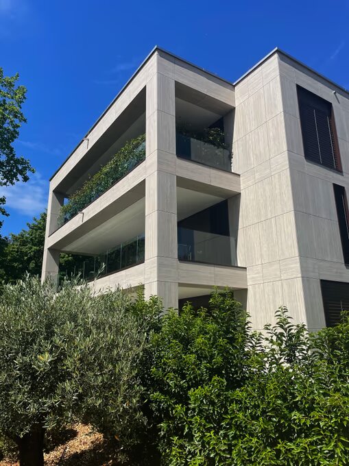 Современный фасад здания в Женеве, облицованный плитами Paris-R Natural марки VIVES Современный фасад здания в Женеве, облицованный плитами Paris-R Natural марки VIVES