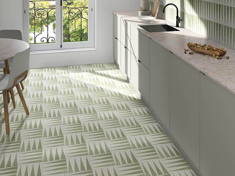 светлая напольная плитка с геометрическим узором