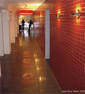 Коридор 5-ог этажа, оформленный с помощью броского красного покрытия серии Graphic ROCERSA. Полы серии Metallica Steel Silver производства TAU CERAMICA.