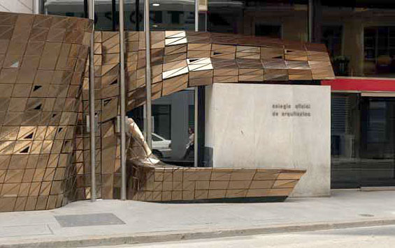 Золотистые металлизированные изделия потребовали использования сложных производственных технологий.