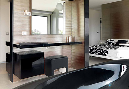 Керамическая плитка – основной элемент перехода из пространства спальни в ванную комнату.
