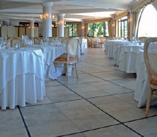 Уютный зал главного ресторана Solemoro